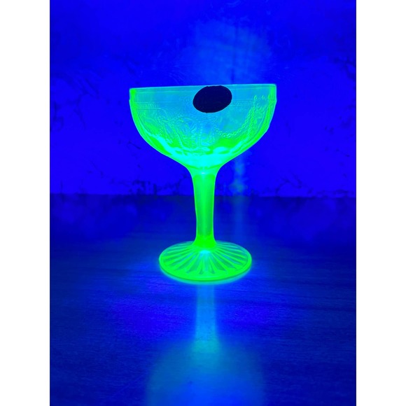 Vintage uranium glass Anchor Hocking Tall champagne goblet cameo pattern - Picture 2 of 10